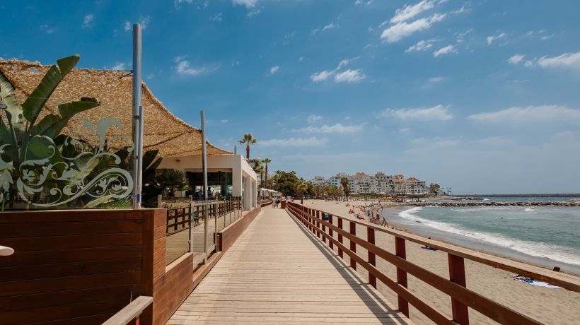 Holiday home, with direct access to the beach, sea views and south facing, in Puerto Banús