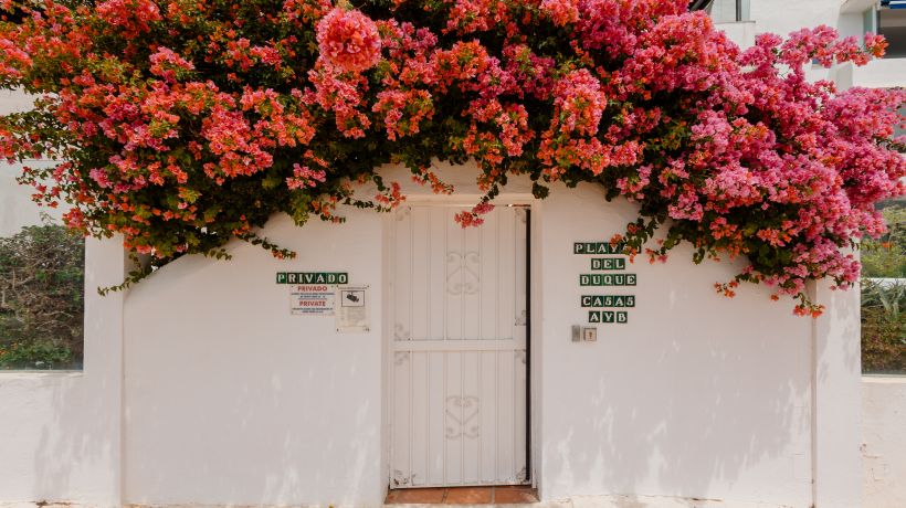 Holiday home, with direct access to the beach, sea views and south facing, in Puerto Banús