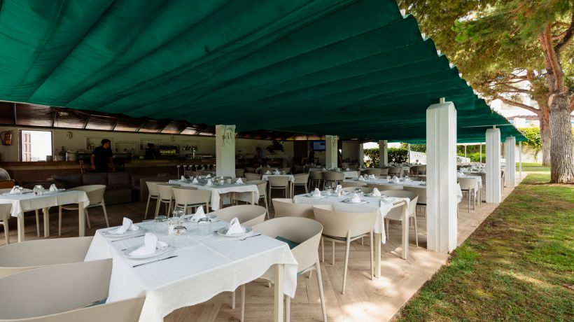 Holiday home, with direct access to the beach, sea views and south facing, in Puerto Banús