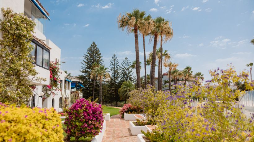 Holiday home, with direct access to the beach, sea views and south facing, in Puerto Banús