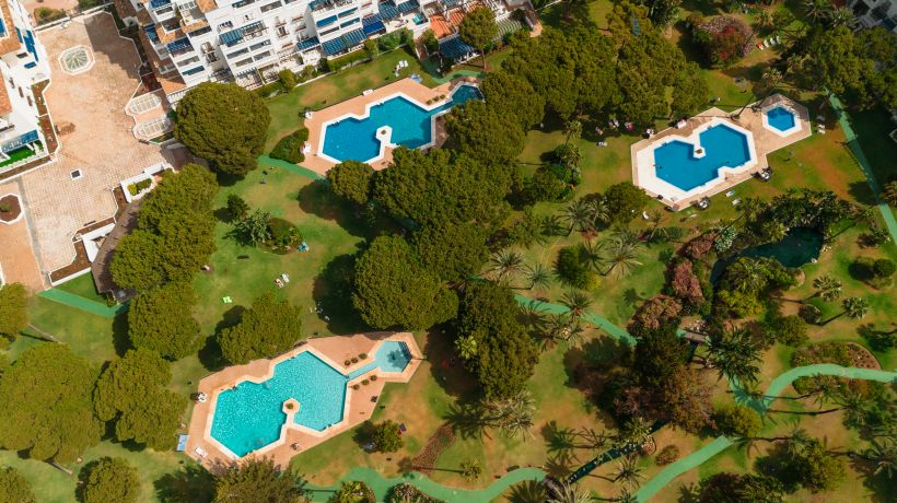 Holiday home, with direct access to the beach, sea views and south facing, in Puerto Banús