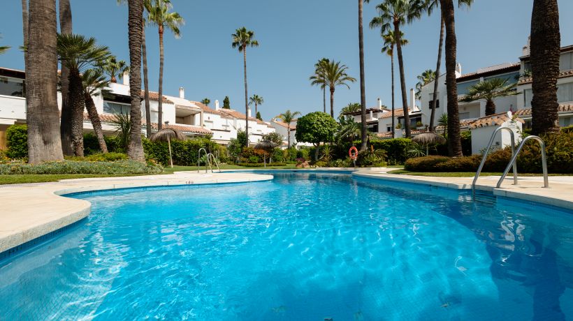 Holiday apartment in first line beach complex in Urbanization Pueblo Mediterráneo, Marbella
