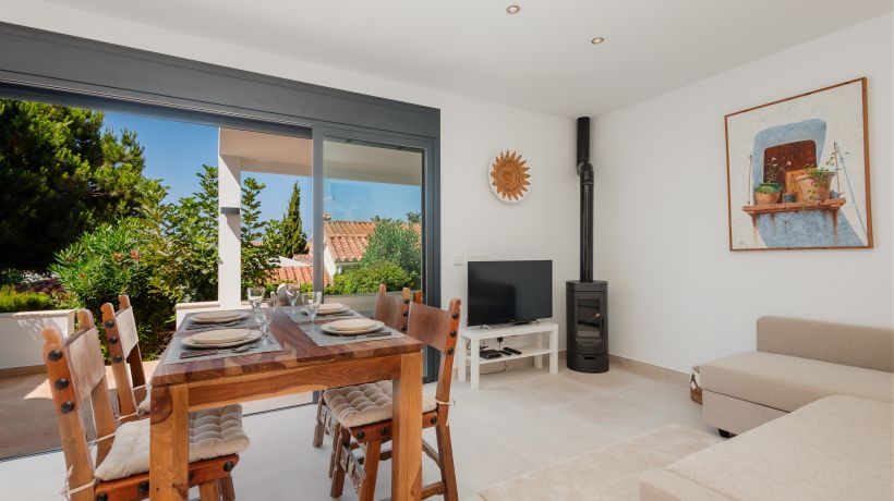 Holiday home with large sunny terrace, Costabella