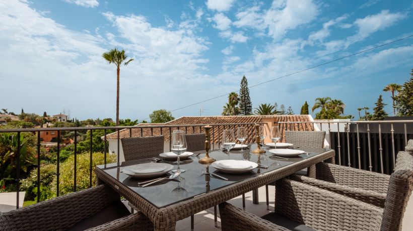 Incredible 5-bedroom villa, with private pool and sea views, in El Rosario, Marbella