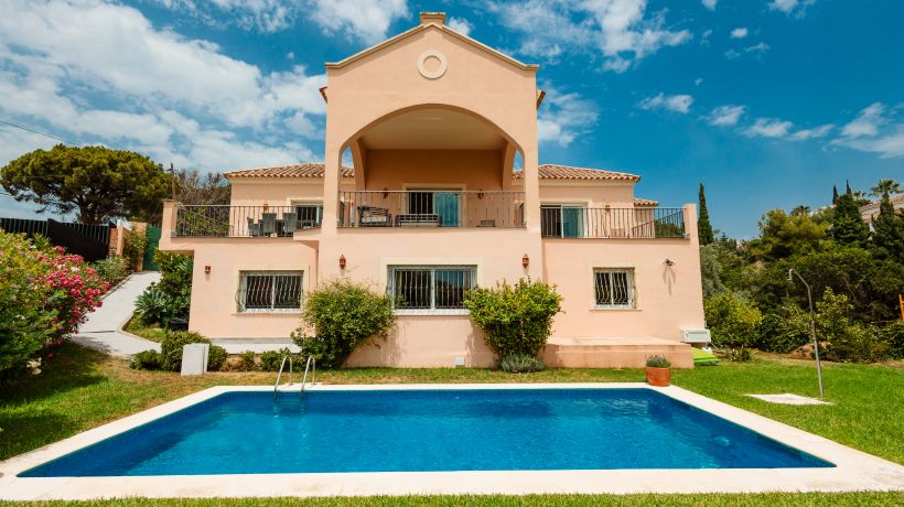 Incredible 5-bedroom villa, with private pool and sea views, in El Rosario, Marbella