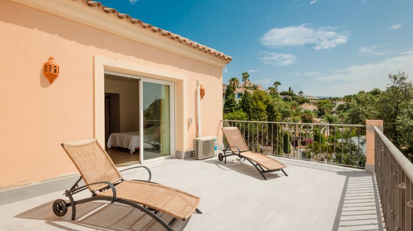 Incredible 5-bedroom villa, with private pool and sea views, in El Rosario, Marbella