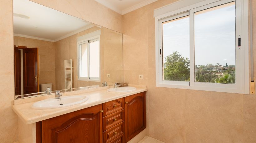 Incredible 5-bedroom villa, with private pool and sea views, in El Rosario, Marbella