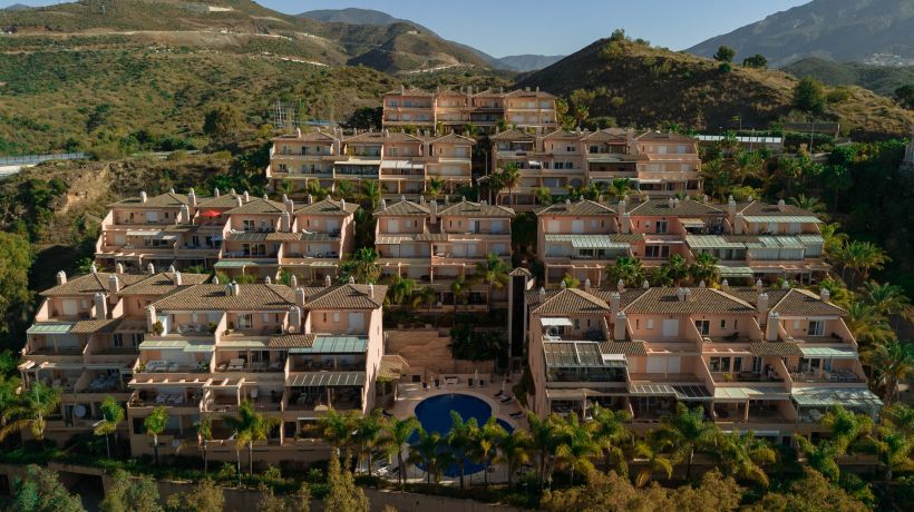 2 bedroom holiday penthouse with sea and lake views, Marbella