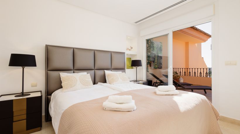 2 bedroom holiday penthouse with sea and lake views, Marbella