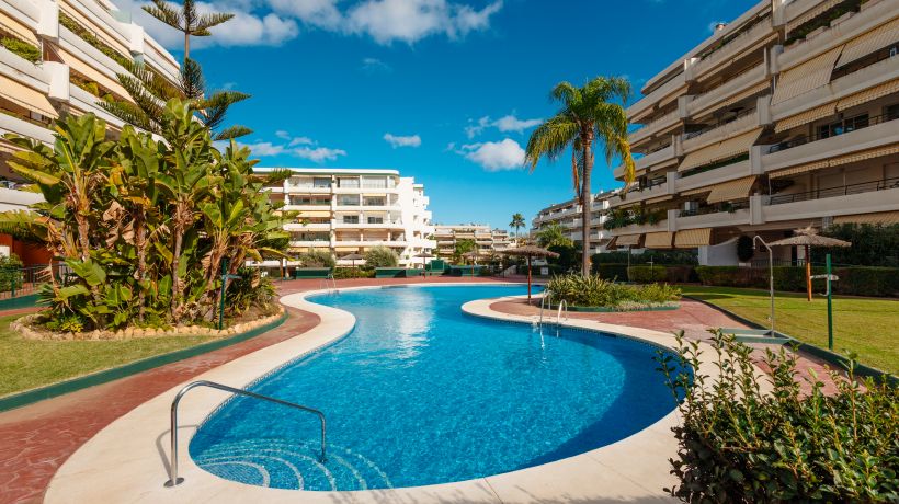 Apartment on the 1st line of golf and near the beach in Marbella