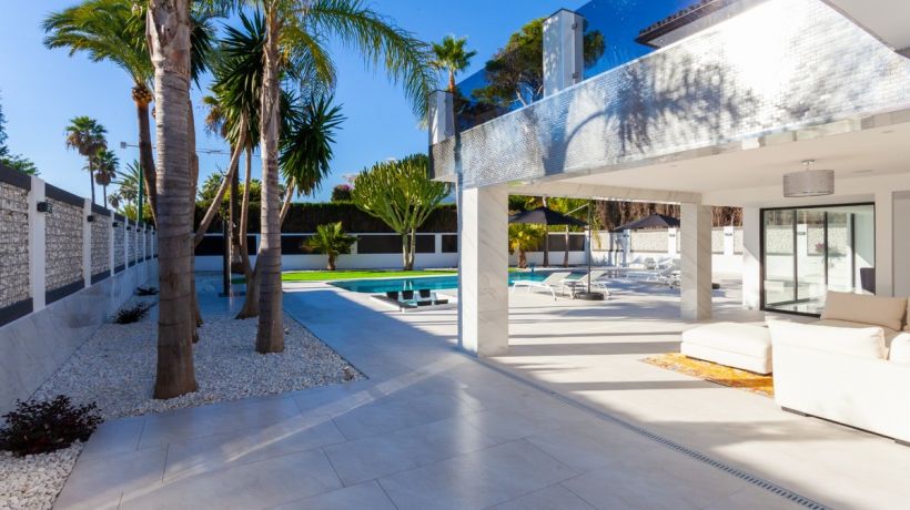 Completely renovated villa with sea views in Los Monteros, Marbella