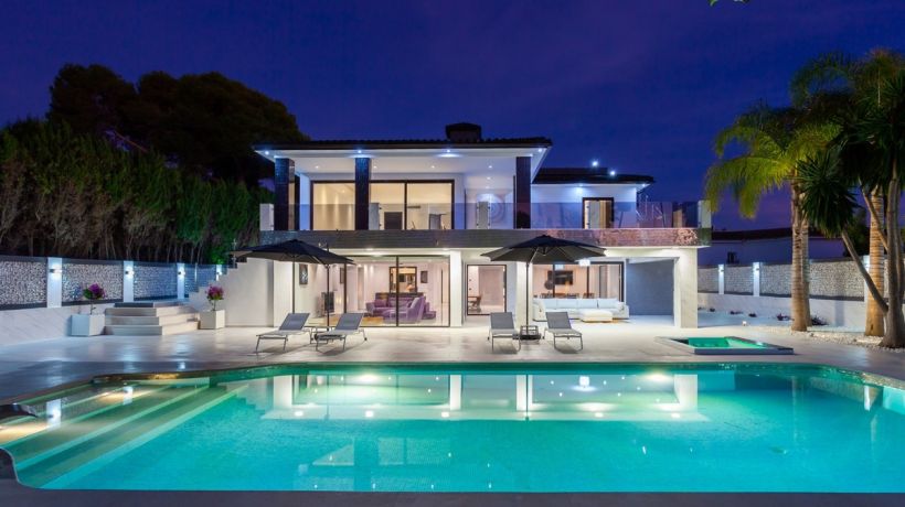 Completely renovated villa with sea views in Los Monteros, Marbella