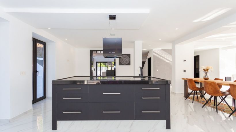 Completely renovated villa with sea views in Los Monteros, Marbella