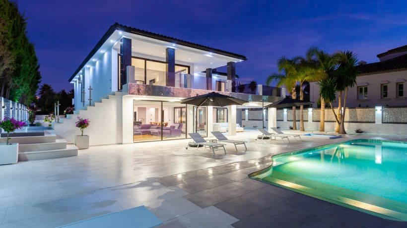 Completely renovated villa with sea views in Los Monteros, Marbella