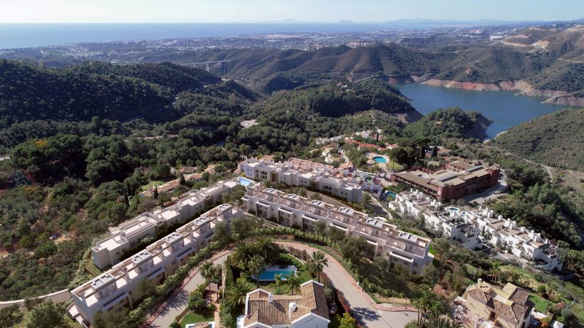 Almazara Views, contemporary townhouses fully integrated in nature.