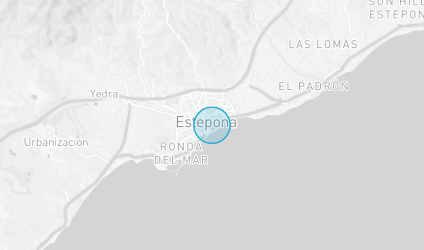 Ground floor apartment with 4 bedrooms, private garden and sea views in Estepona