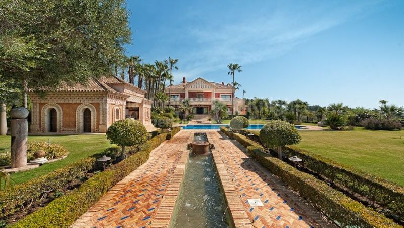 Los Picos, Exceptional Villa in Gated Estate