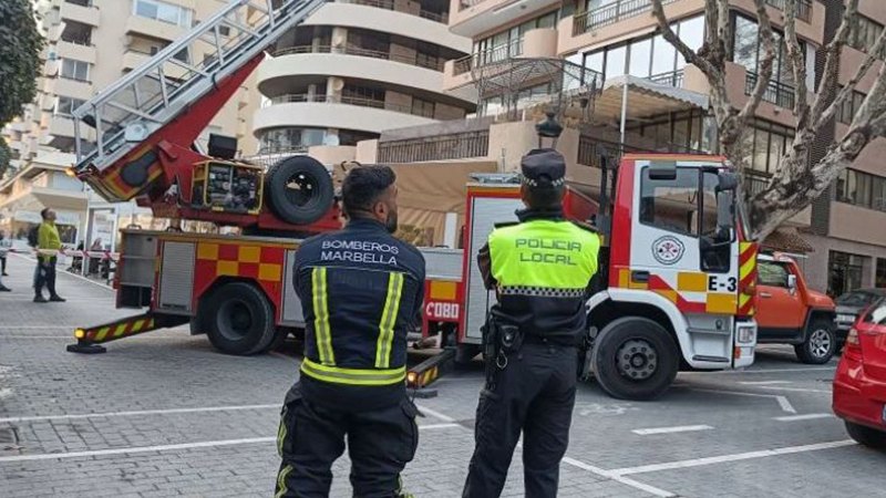 firefighter and policeman on the scene, featured image for the article