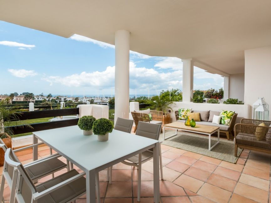 Stunning ground floor apartment with lovely views in La Resina Golf, Estepona