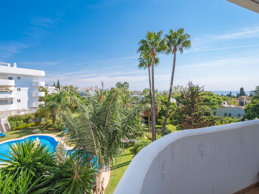 Three-bedroom apartment a few steps from the beach in Marbella Golden Mile