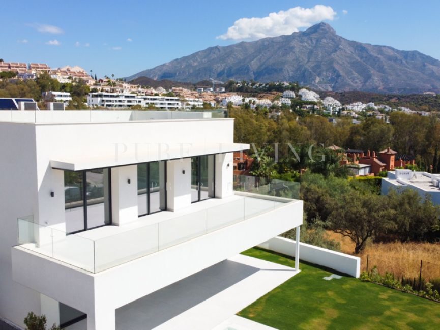 Villa contemporánea con vistas panorámicas a la montaña en La Cerquilla, Nueva Andalucía