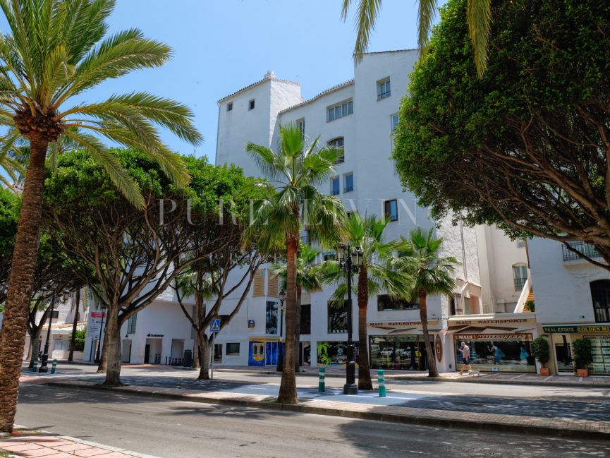 Renovated three-bedroom apartment walking distance to Puerto Banus in Marbella