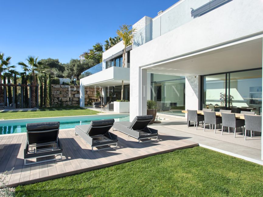 Contemporary quality Villa with panoramic views to sea, golf and mountains in Benahavis