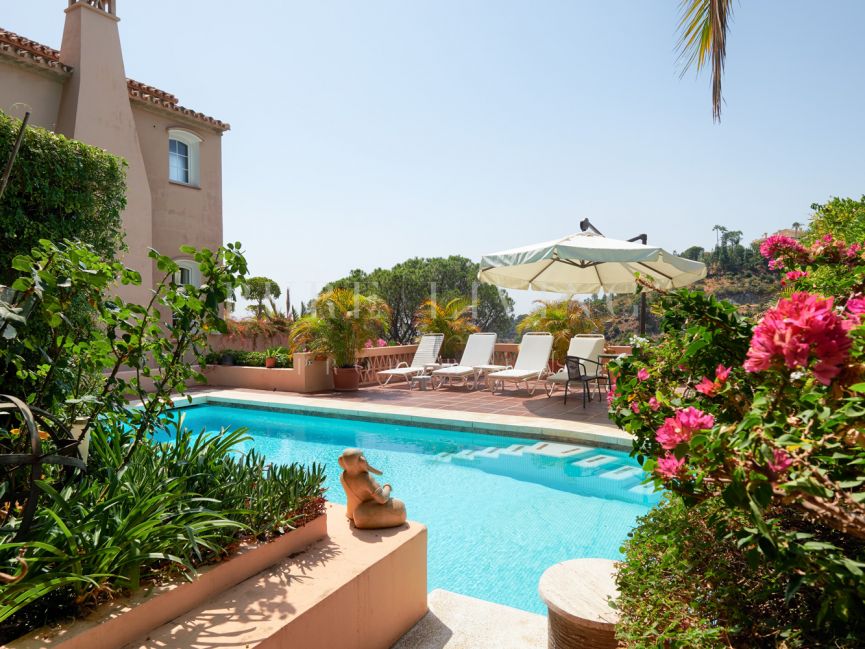Quite and private Villa with sea and mountain views in El Madroñal, Benahavis