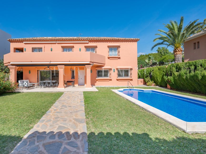 Beachside Villa with mountain views in an exclusive urbanization in Marbella Golden Mile