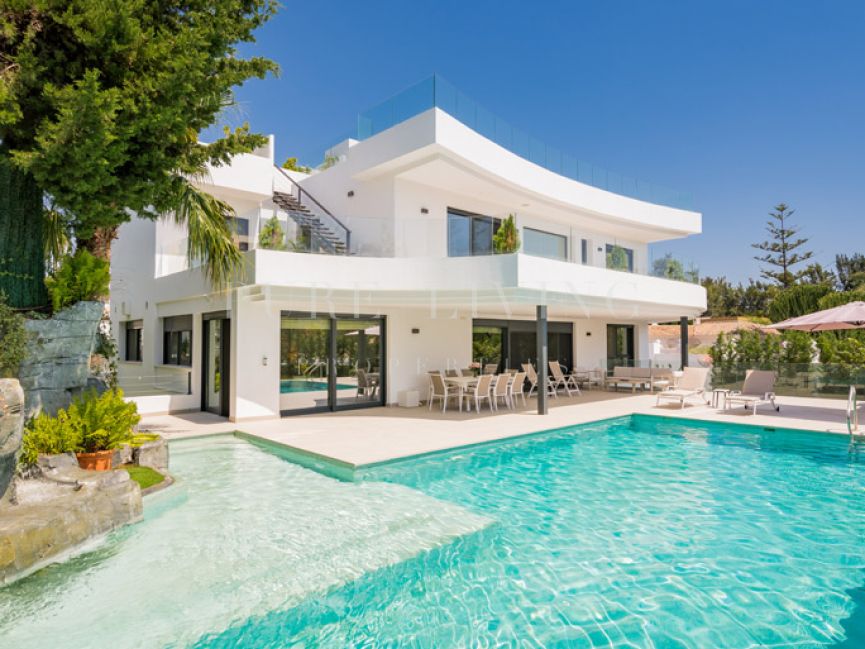 Spectacular brand-new Villa located in one of the best complexes in the Golf Valley of Nueva Andalucia
