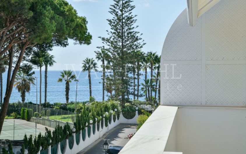 Exclusive luxury beachside townhouse in Marbellamar, Marbella's Golden Mile