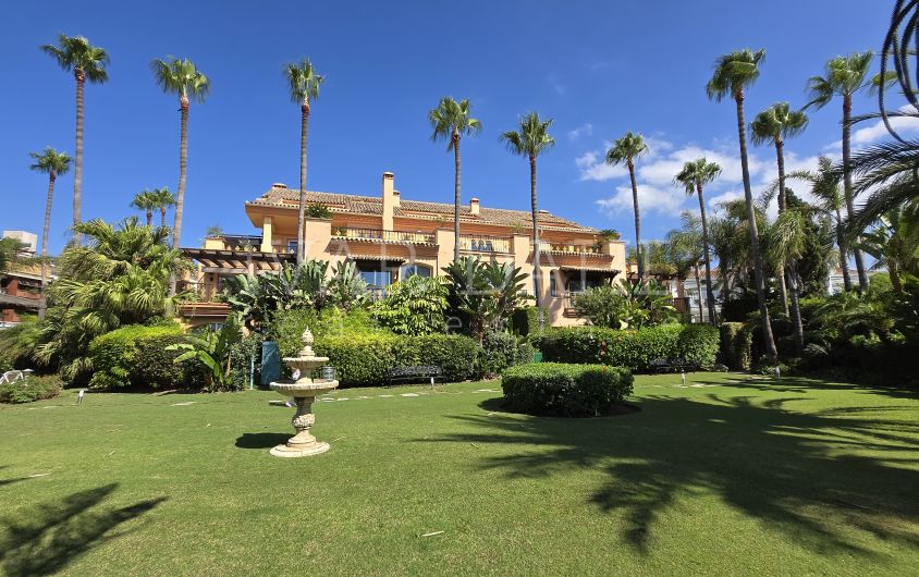 Exclusive luxury ground floor apartment with garden on the first line beach of Puerto Banús