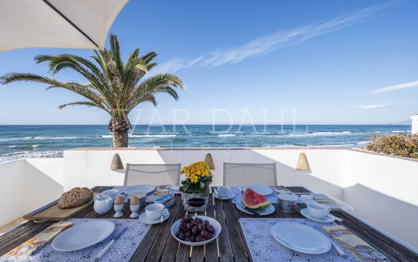 Villa en primera línea de playa en Vistamar, Marbella Este