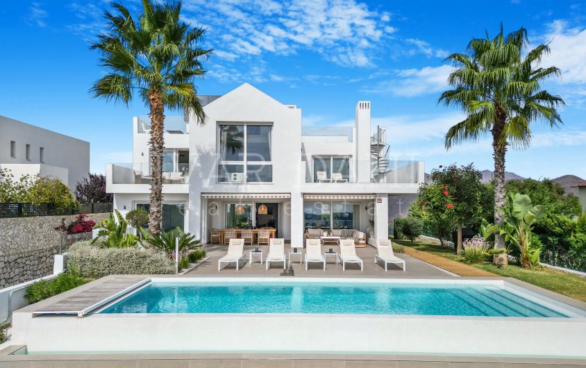 Luxury Five-Bedroom Villa in La Mairena, Marbella East