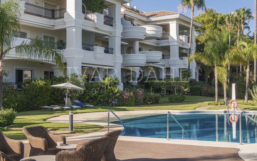 Apartamento de lujo en planta baja en Montecastillo, Altos Reales, Marbella