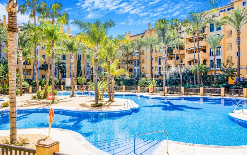 Spacious four bedroom, south facing apartment in a gated beachside apartment in San Pedro Alcantara