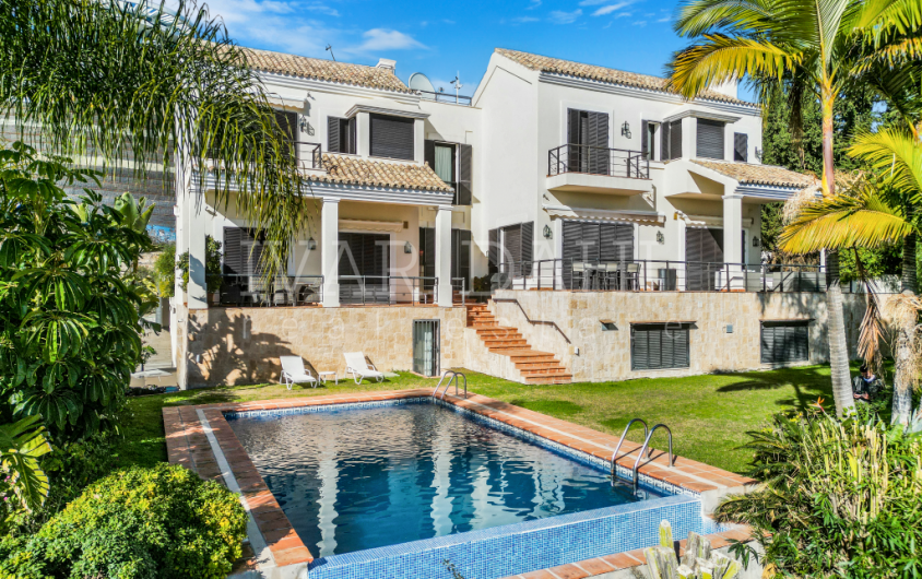 Fantastisches fünf Schlafzimmer, Südlage Villa in La Quinta, Benahavis mit Meerblick und Golfblick