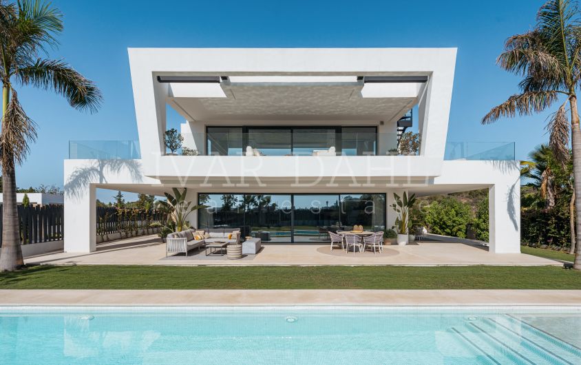 Lyxig modern villa i privat gated community, Marbellas Golden Mile