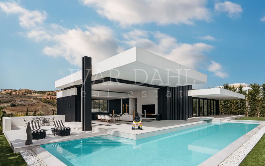 Luxurious Frontline Golf Villa in La Alqueria, Benahavis