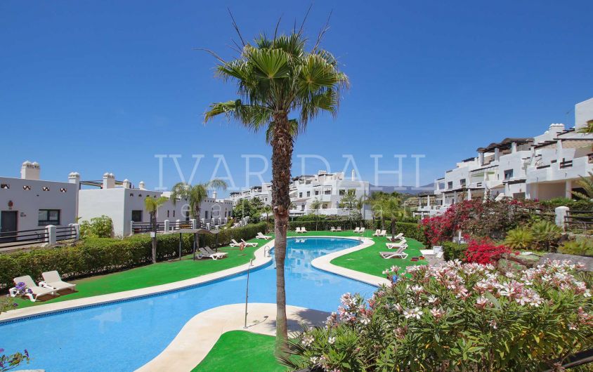 Apartamento Moderno en Selwo, Estepona Este - Confort y Seguridad en un Entorno de Golf