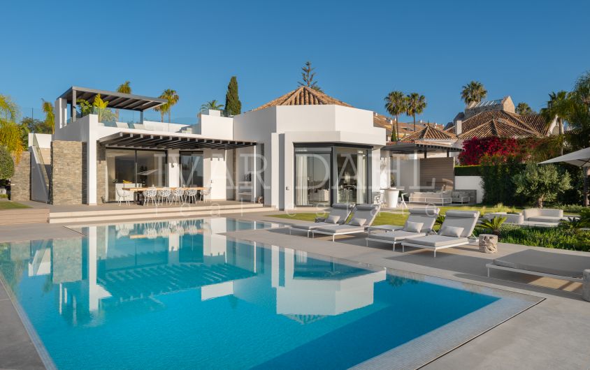 Luxuriöse, erhöhte Golfvilla in erster Meereslinie in Aloha mit Meer- und Bergblick, Nueva Andalucia.