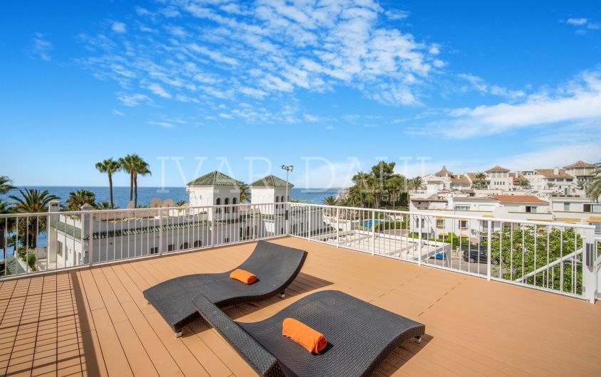 Komplett renoviertes Endreihenhaus in erster Strandlinie mit Panoramablick auf das Meer in Marbellamar, an der Goldenen Meile von Marbella.