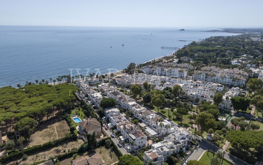 Townhouse for sale next to the beach in Marbellamar, Marbella Golden Mile