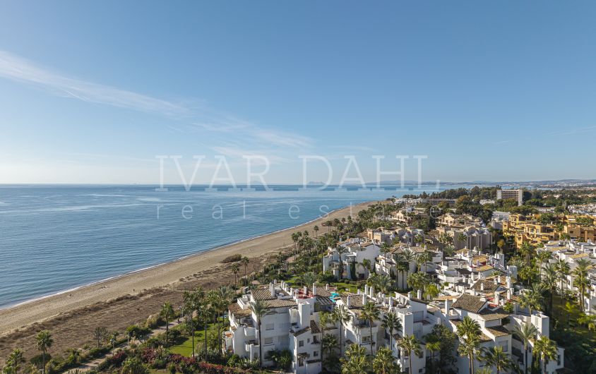Apartamento de lujo en planta baja frente al mar en Costalita, Estepona Este