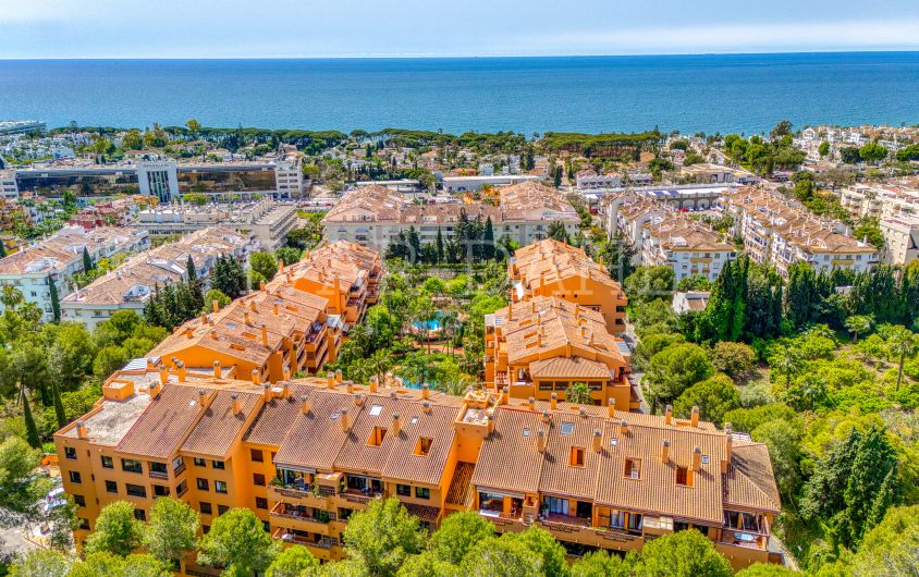 Beautiful three-bedroom apartment located a short walk from the beach on Marbella's Golden Mile, Costa Nagüeles III
