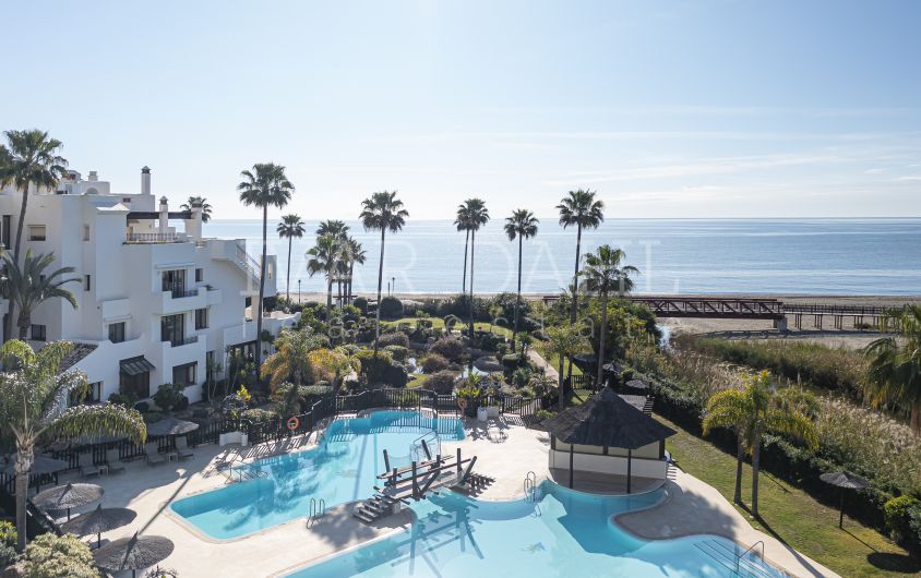 Apartamento de lujo en primera línea de playa en Bahía del Velerín, Estepona