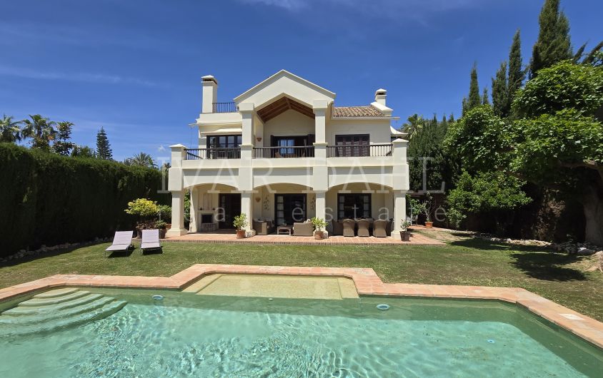 Exclusiva Villa de Lujo de Estilo Francés y Toscano en la Milla de Oro de Marbella