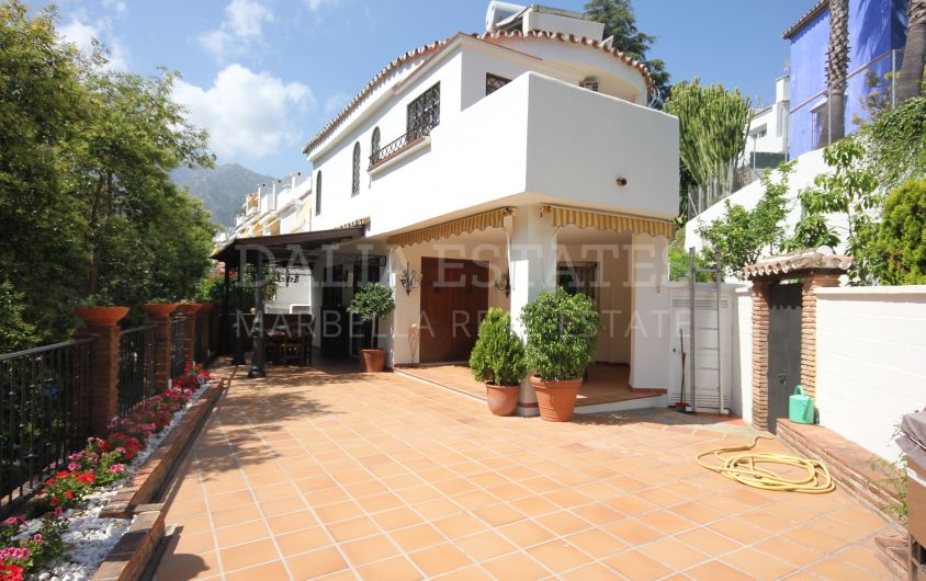 Spacious corner townhouse with a private garage for several cars, located in the Guadalpark development, within walking distance of Marbella's town center and beaches.