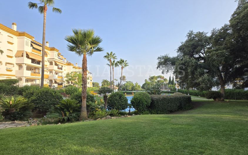 One-bedroom apartment in Los Pinos de Nagüeles, Golden Mile, with terrace, private garage, swimming pool, and 24-hour security.