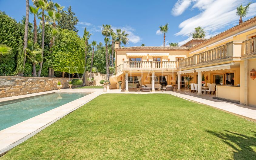 Hus i byn Till salu i Lagomar, Nueva Andalucia